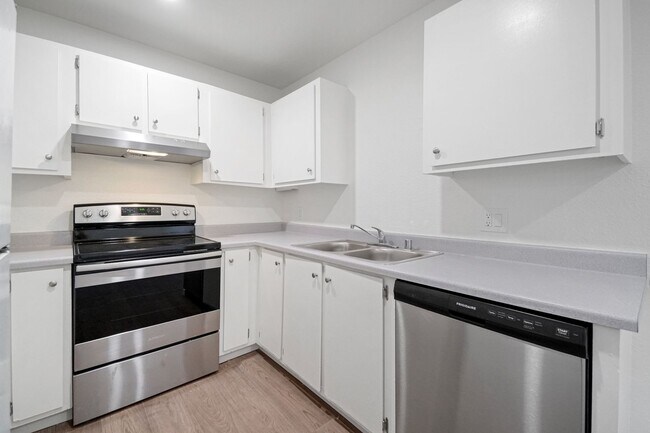 Foto del edificio - 2 bedroom, 2 bath Condo for rent in Reno, water, sewer and trash included.