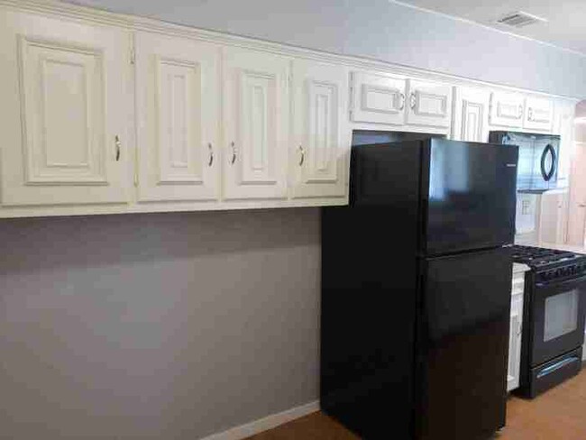 Building Photo - 6537 La Grange Dr