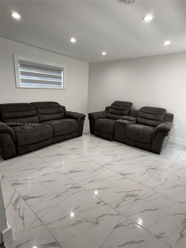 Foto del edificio - 2968 SW 16th St