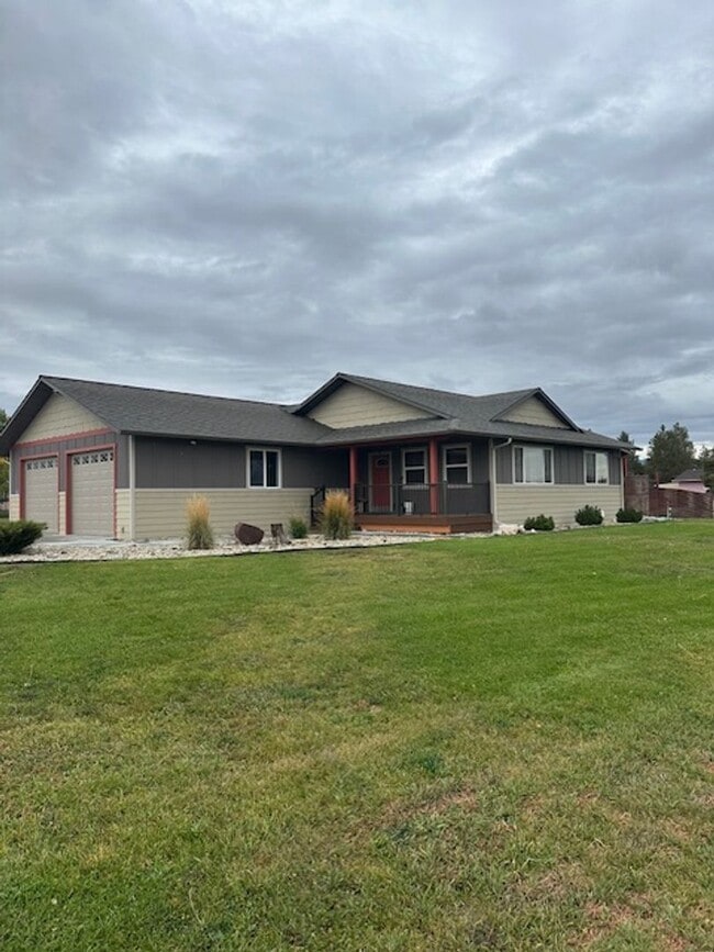 Building Photo - 615 Folly Ln