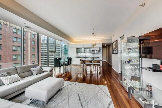 Foto del edificio - 550 N St Clair St