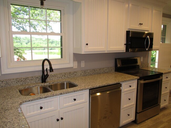 Foto del edificio - 3 Bedroom 2 Bath Home For Rent Across From...