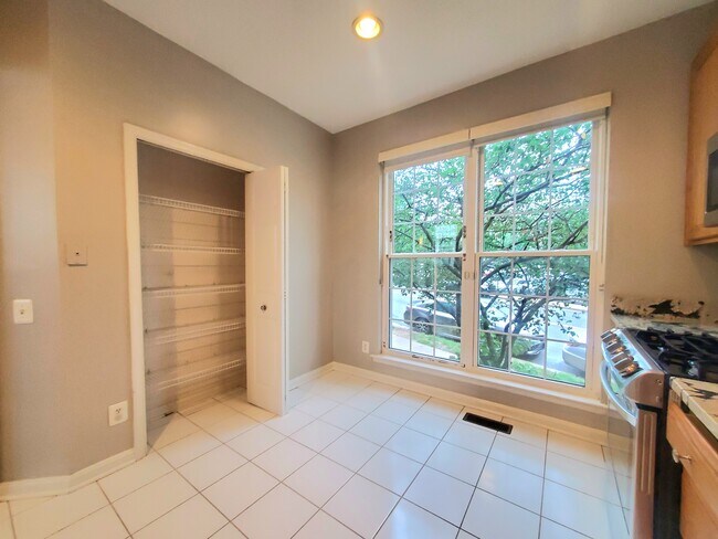 Building Photo - 6030 Lincolnia Rd