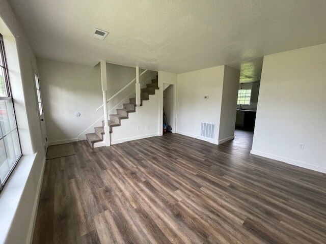 Building Photo - 76 Glenbrook Dr