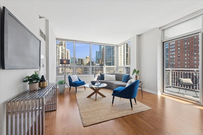 Foto del edificio - 330 W Grand Ave