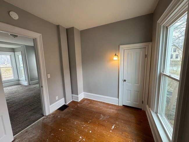 Building Photo - 5 bedroom 2 bath house in Moline