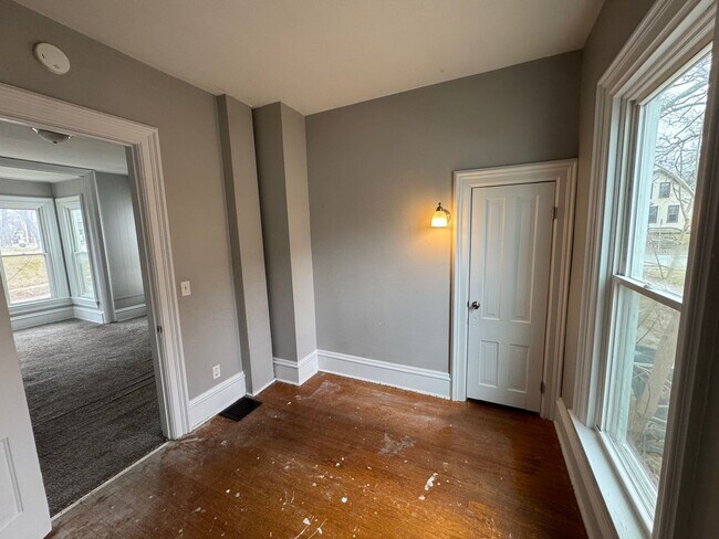 Foto del edificio - 5 bedroom 2 bath house in Moline