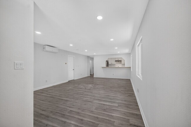 Foto del edificio - 9817 Holmes Ave