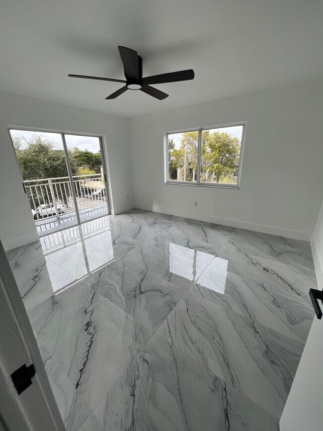Foto del edificio - 18860 NW 57th Ave