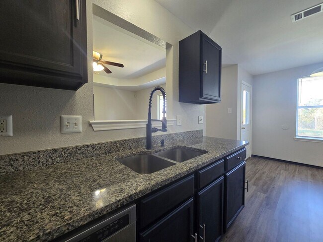 Foto del edificio - AVAILABLE NOW!