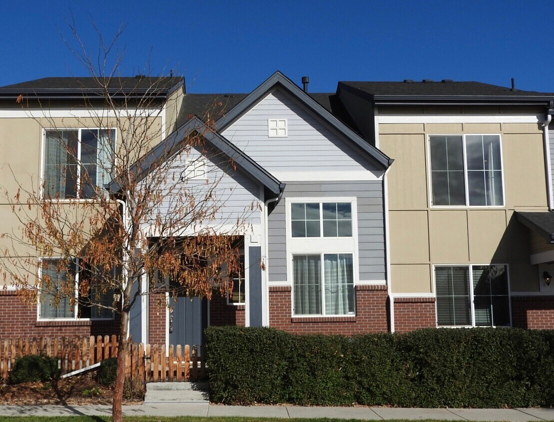 Primary Photo - Central Park Town Home for Rent!