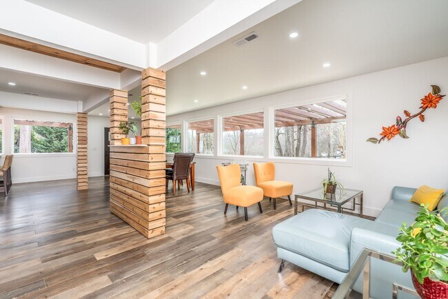 Foto del edificio - Greer- STUNNING BARNDOMINIUM New 3 BR/2BA ...