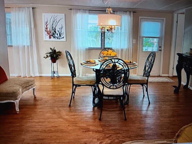 Foto del edificio - 4542 Friendly Harbor St