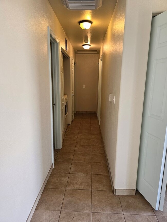 Building Photo - Nestled 3 bedroom, 2 bathroom on Orchard Mesa