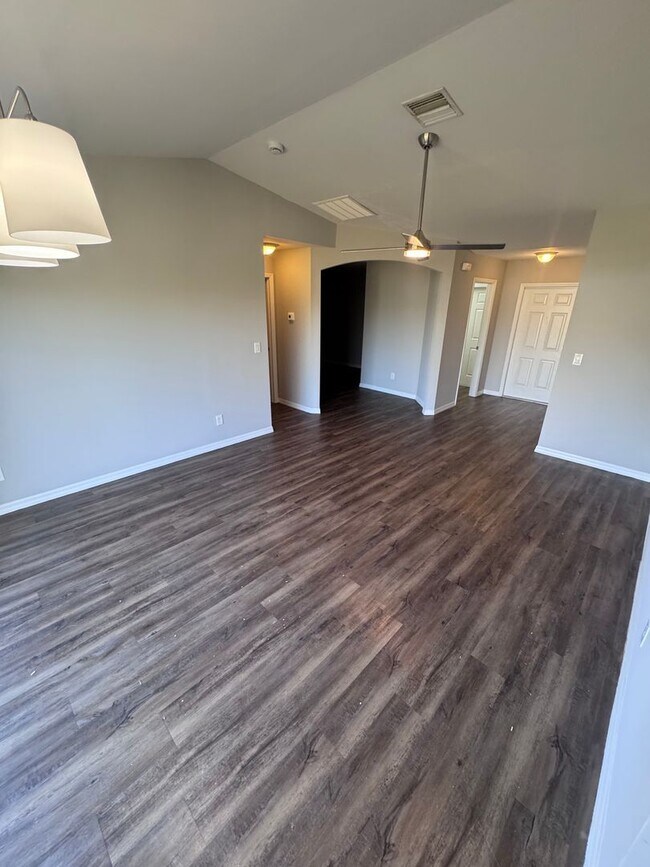 Building Photo - 338 Harold Ave S