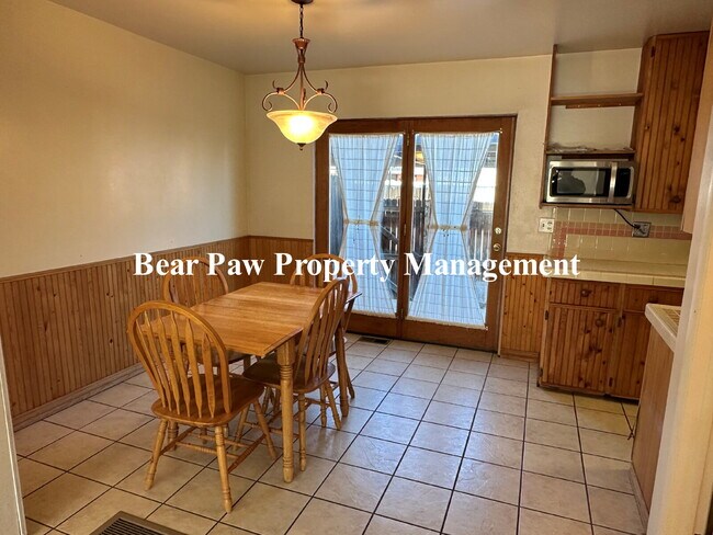 Foto del edificio - Spacious 3-Bed Townhouse in Golden!