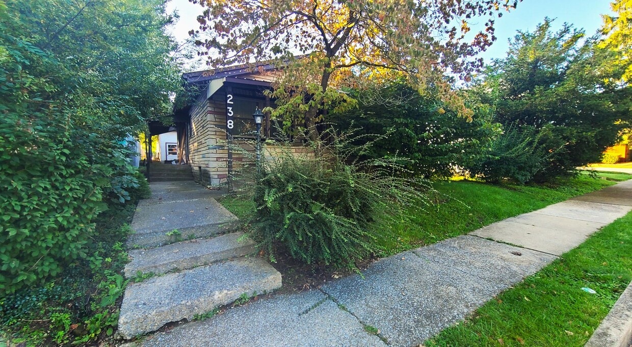 Building Photo - Your Own Bathroom in 3-Bedroom Student Hou...