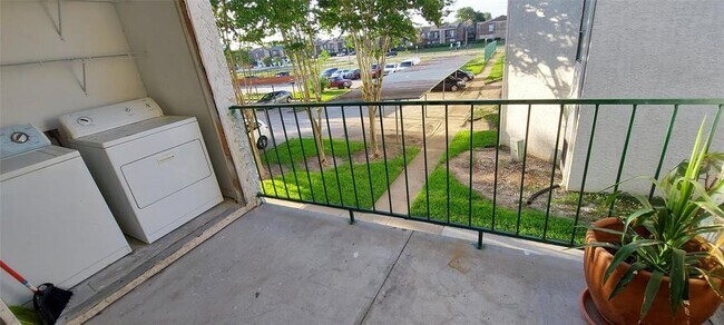 Building Photo - 2830 S Bartell Dr