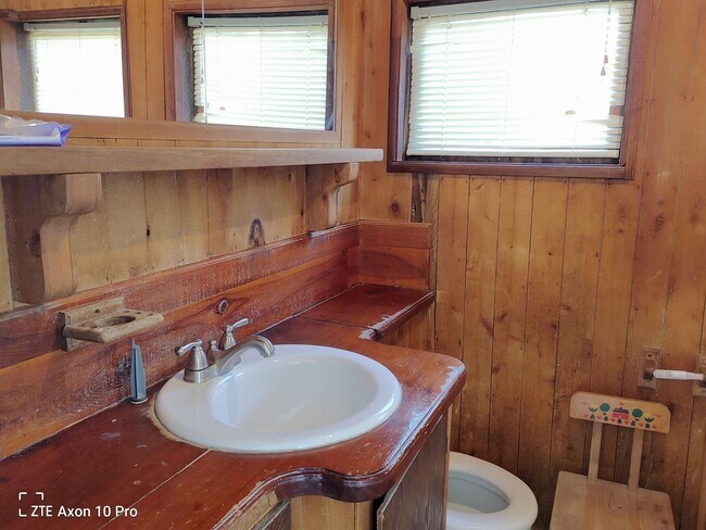 Foto del edificio - Historic Home On Large 1 Acre Property