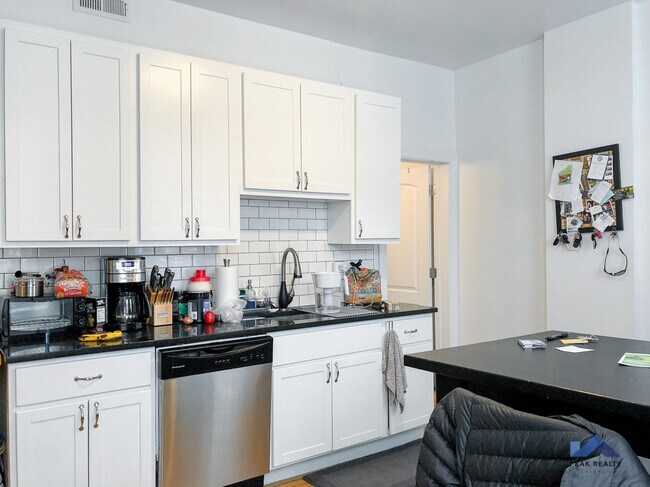 Building Photo - 2026 W Webster Ave