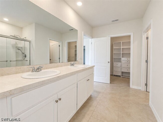 Building Photo - 2736 Dumont Ln