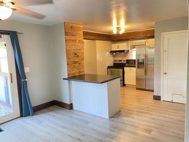 Building Photo - 317 N Madriver St
