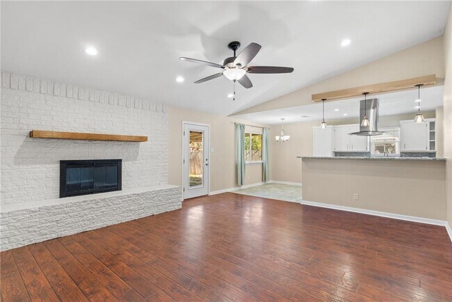 Foto del edificio - 3810 Hillside Dr