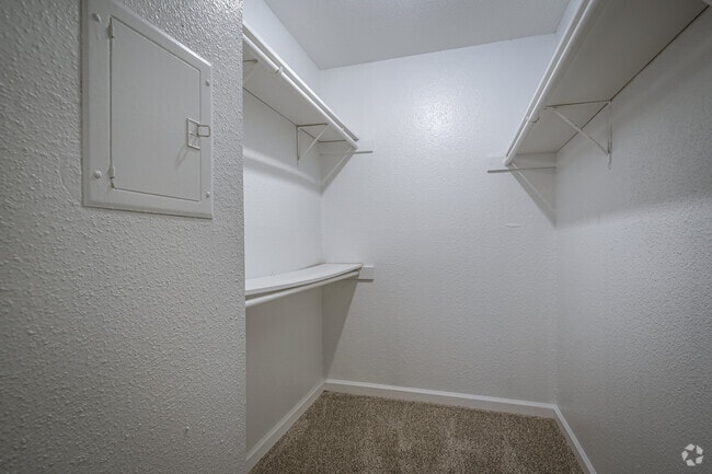 2BR, 2BA - 917SF - Woodlake Meadows