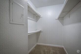 2BR, 2BA - 917SF - Woodlake Meadows