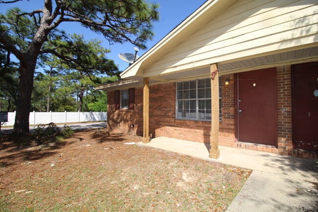Building Photo - Now Available –Updated 2BR Duplex with All Tile Flooring, Eat-In Kitchen & Prime Location Near UW...