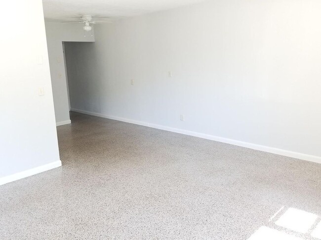 Building Photo - 2325 Belmar Dr