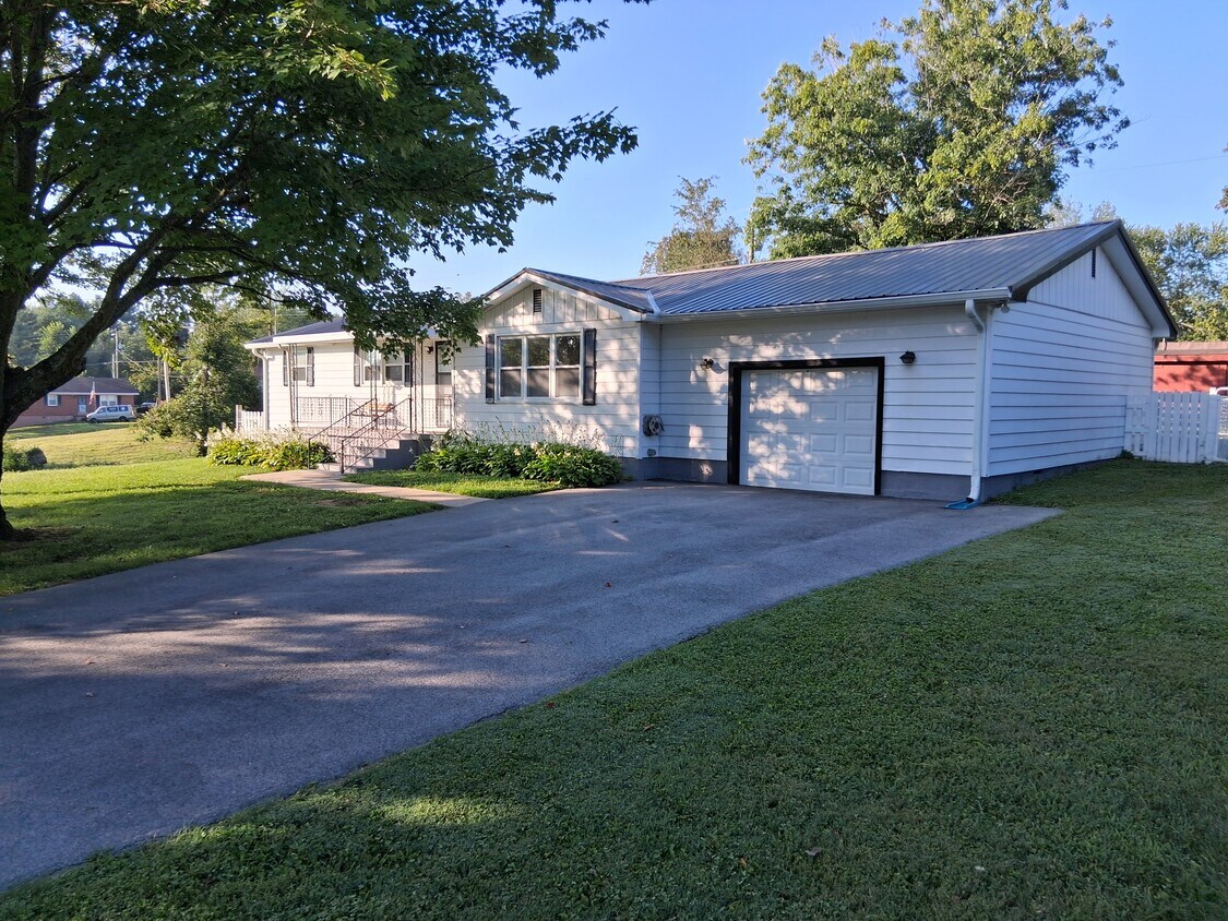 Foto principal - 1424 Hawkins Dr