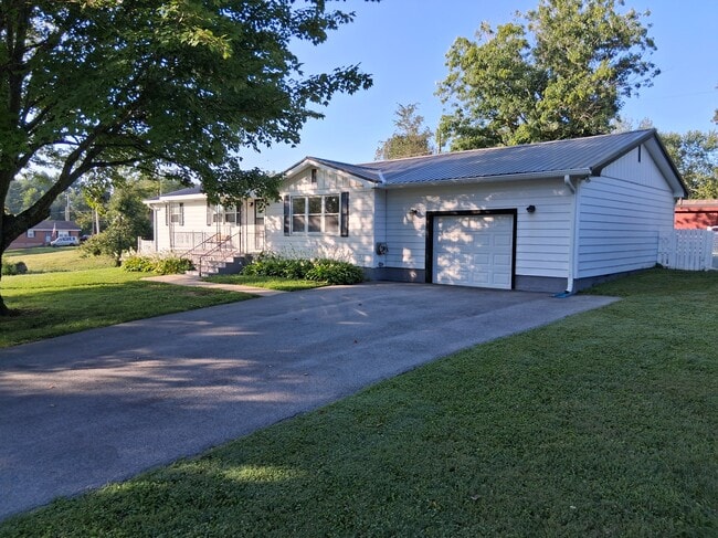 Building Photo - 1424 Hawkins Dr