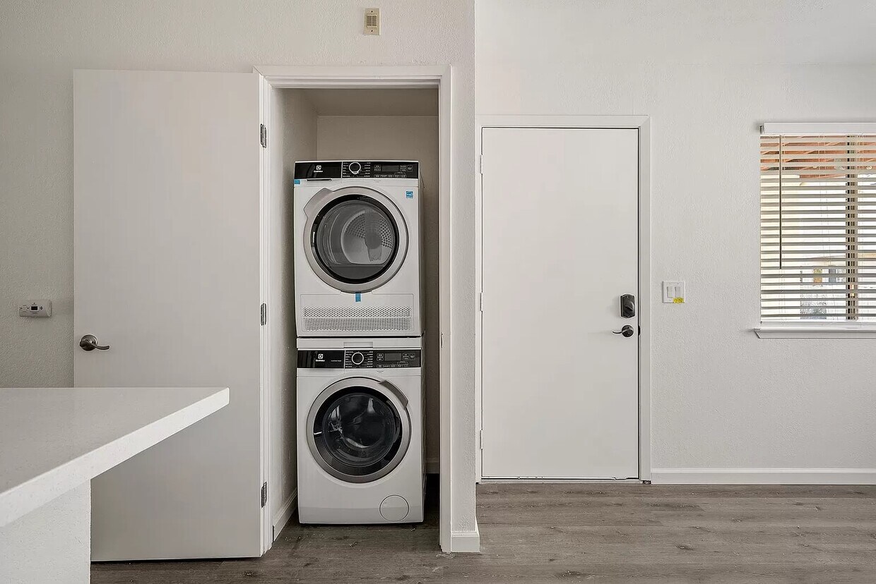 Foto principal - 3150 Rockview Pl