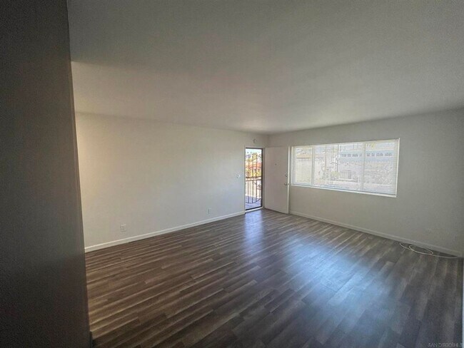 Building Photo - Upgraded Top Floor End Unit in the Heart o...