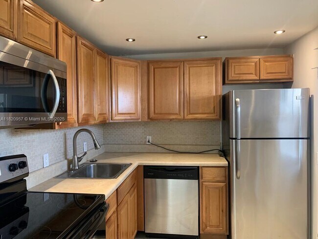 Building Photo - 3101 N Country Club Dr