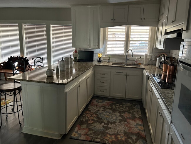 Building Photo - 620 Temple St