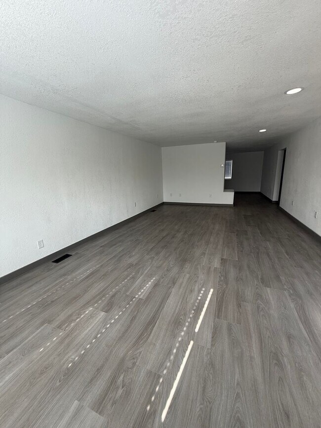 Foto del edificio - 2551 S Main St