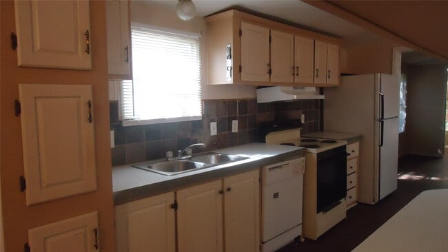 Building Photo - 108 Gossett St