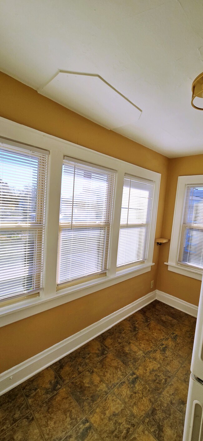 Acogedora zona para comer - 2359 Indiana Ave