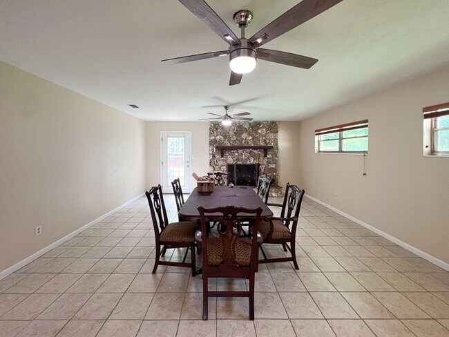 Foto del edificio - 4BR/3BA with Detached Garage Conversion Available Mid August! *Application Pending*