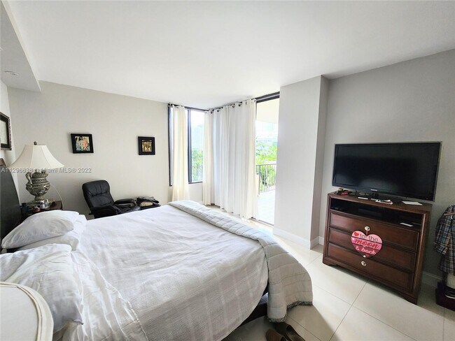 Building Photo - 520 Brickell Key Dr