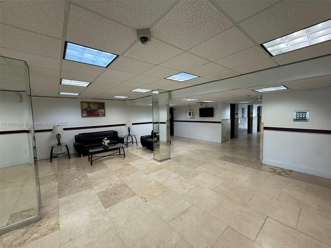 Building Photo - 4174 Inverrary Dr