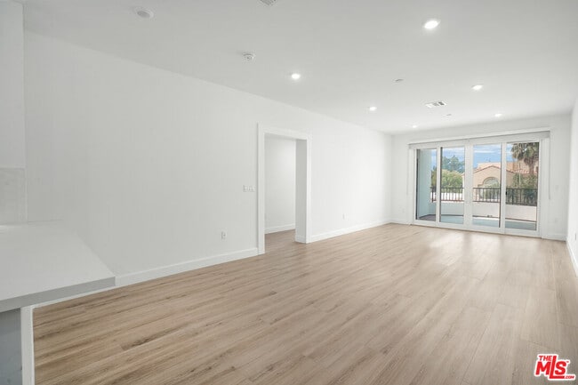 Building Photo - 1832 S Barrington Ave