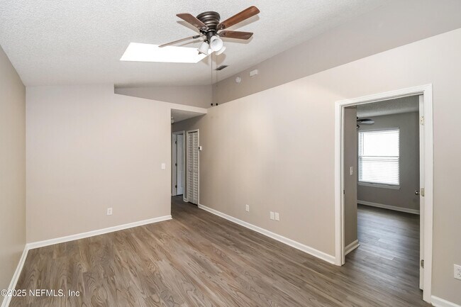 Foto del edificio - 5118 Somerton Ct