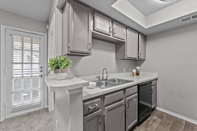 Foto del edificio - Trinity Village Apartments