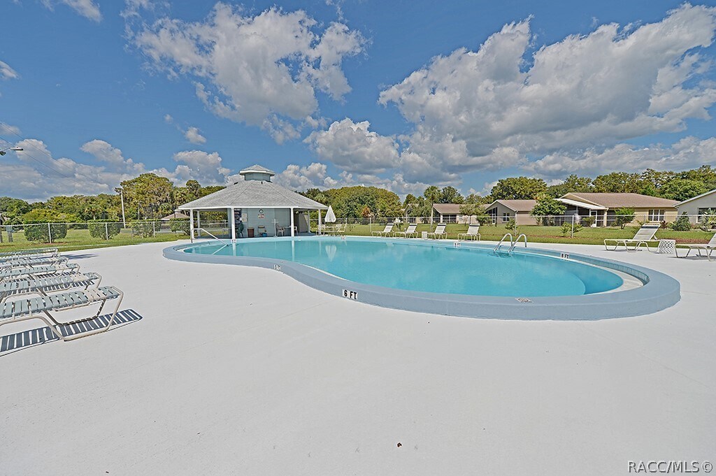 Foto del edificio - 888 Pritchard Island Rd