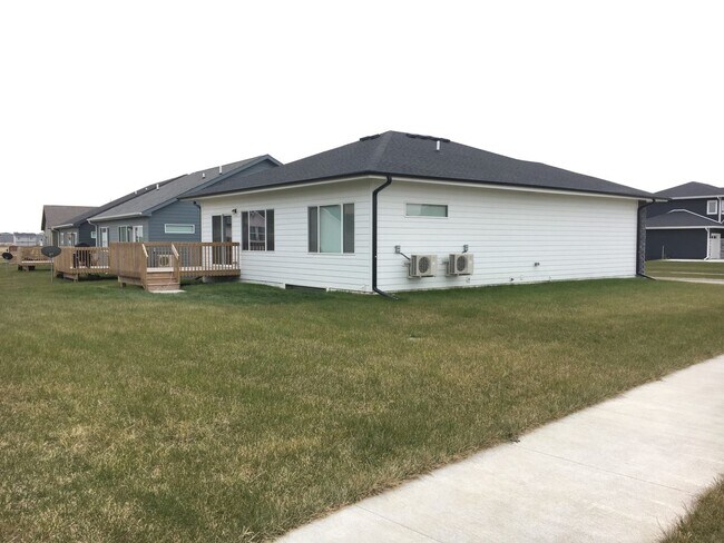 Foto del edificio - Spacious 4 bedroom/3 bath home with finished lower level and attached 2 car garage