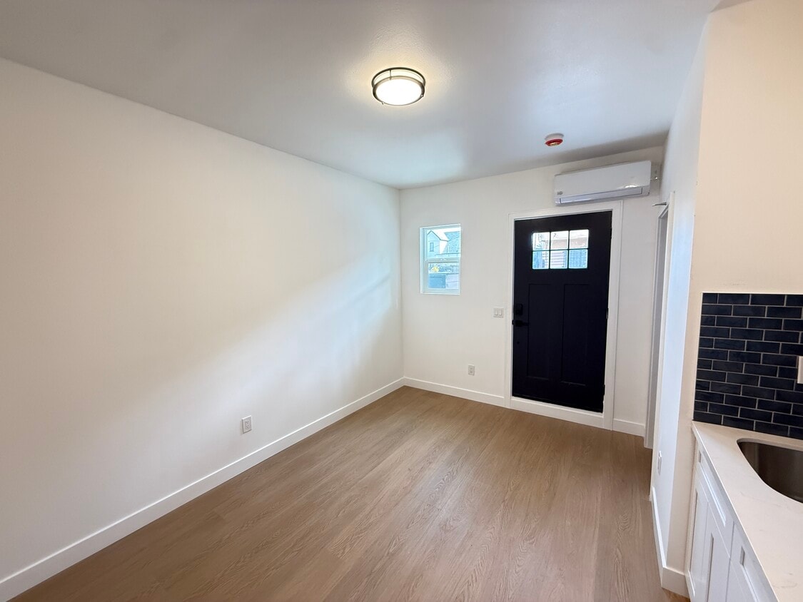 Foto del edificio - 1248 1/2 W 24th St