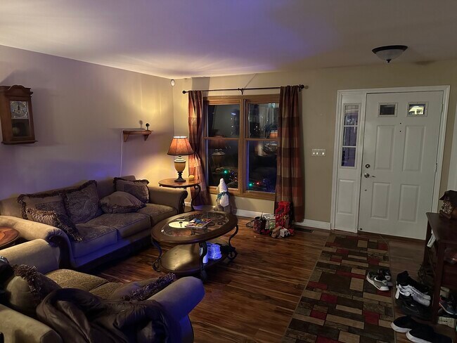 Foto del edificio - 716 Greenmeadow Ct